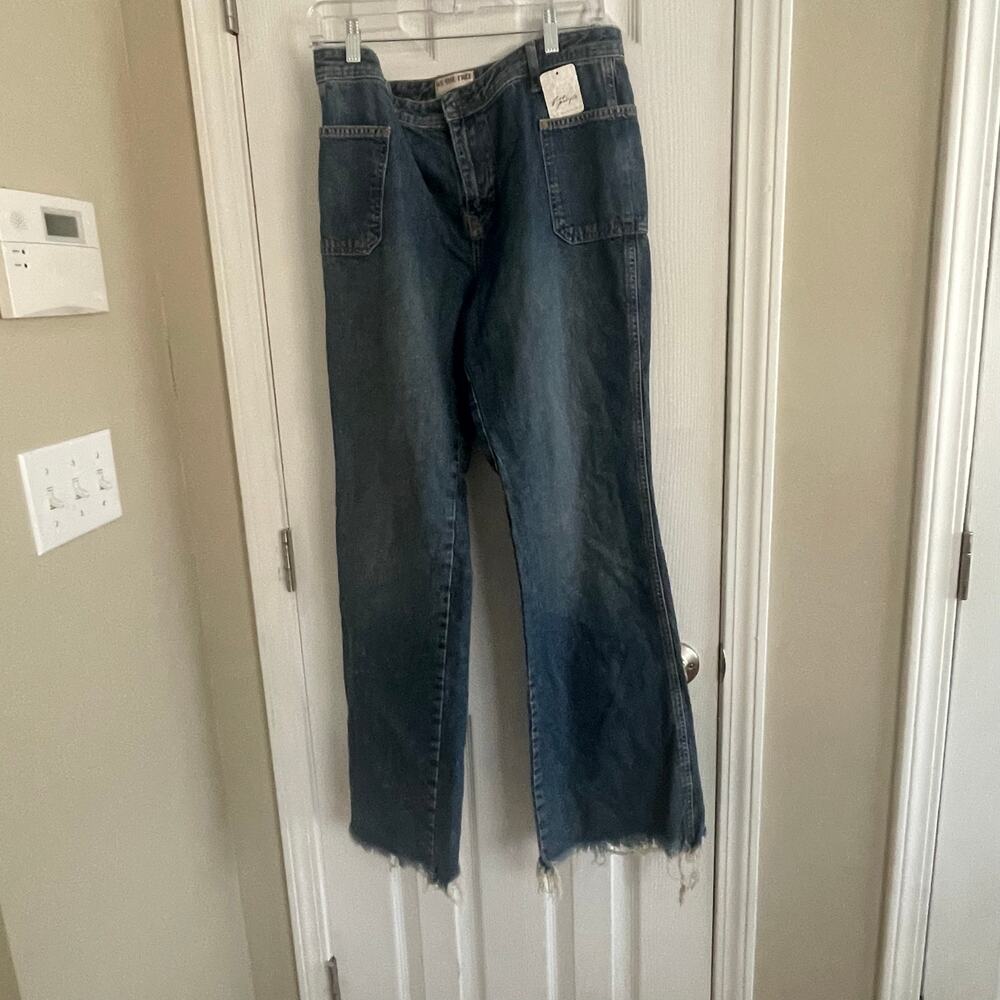 We the Free~Free People, "IZZY" Low Rise Flair Jean, A72